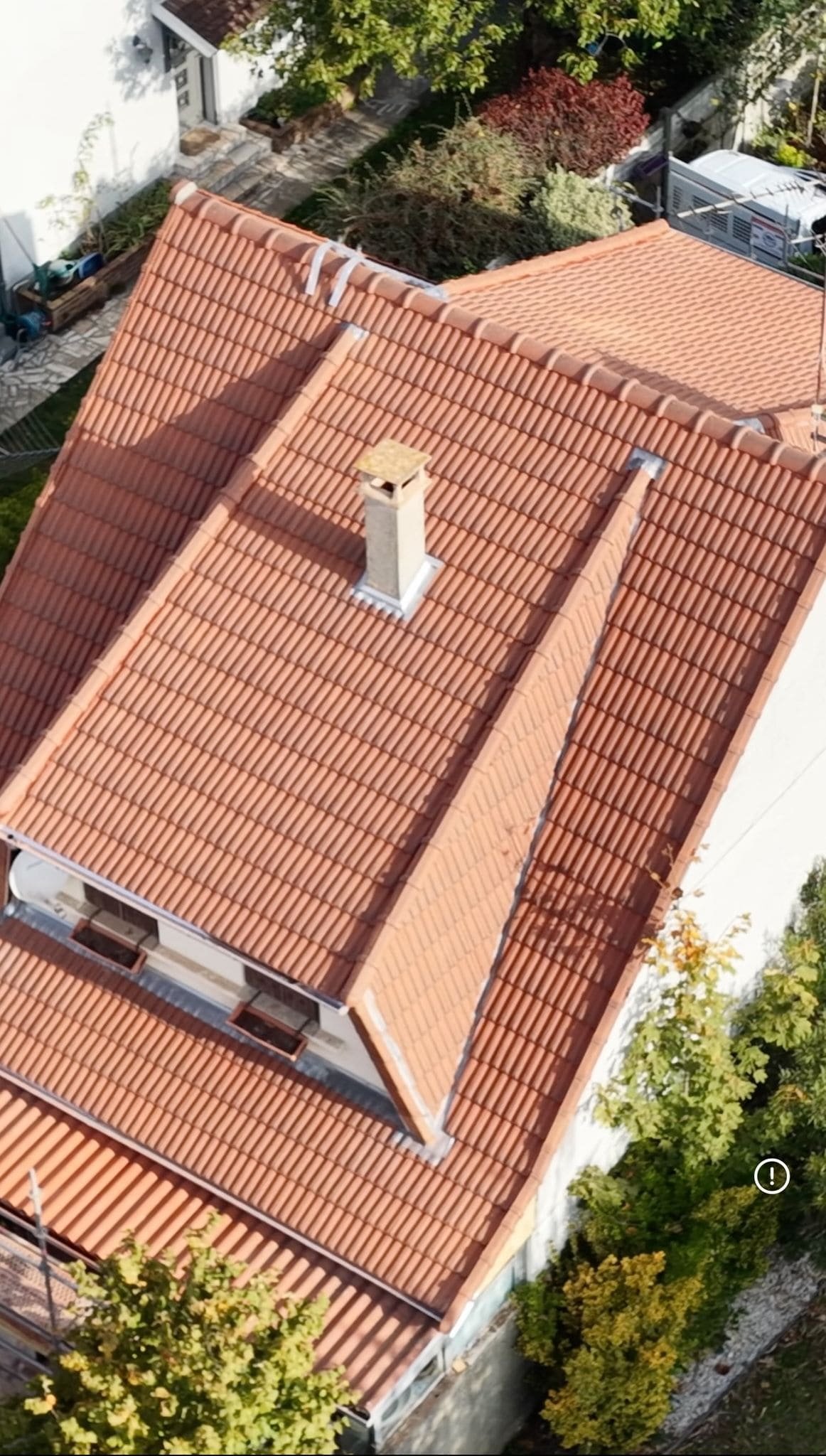 Toiture en tuiles vue par drone, croupes et arêtiers nets